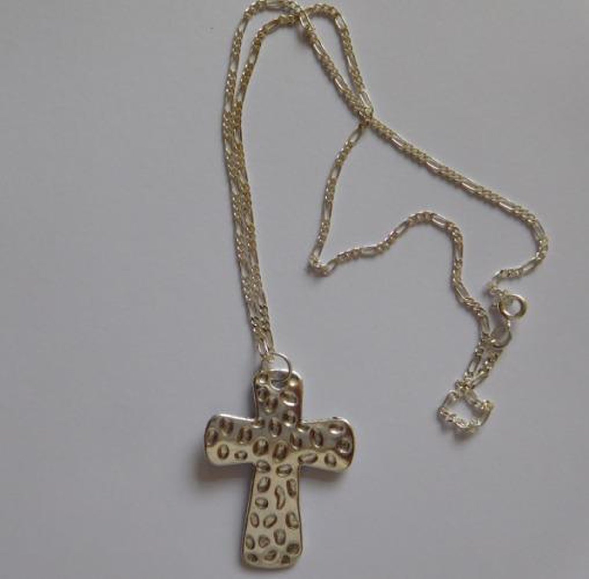 Ketting met hanger kruisje gehamerd zilverkleur