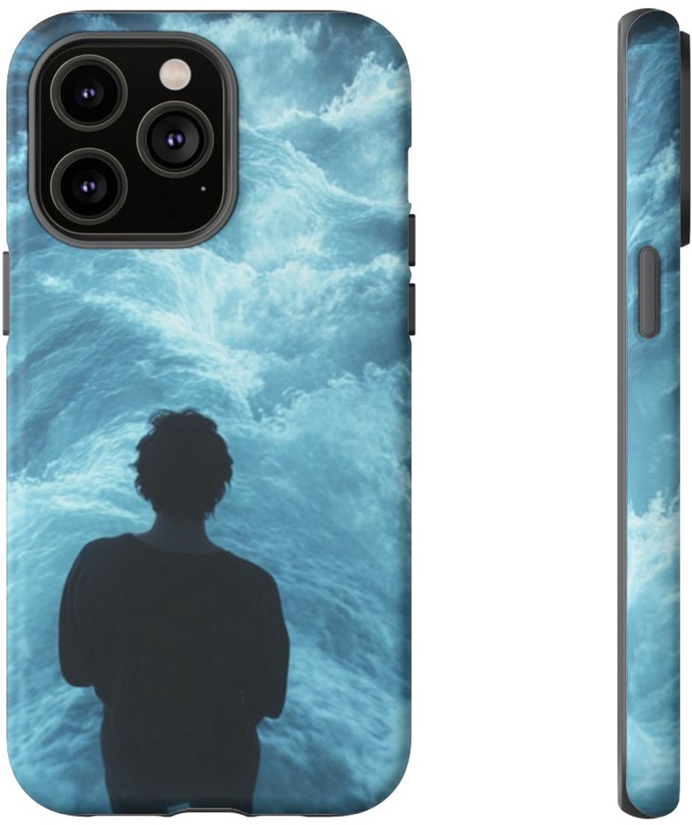 Persoon Tussen Blauwe Golven – Telefoonhoesje Geschikt voor iPhone 14 Pro Max