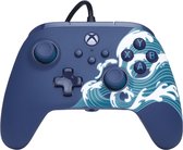 Donkerblauwe Xbox controller met aqua golfpatroon op rechterzijde, zwarte kabel.