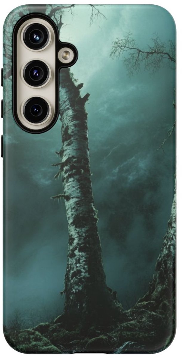 Gotische Berkenbomen in Donker Bos – Telefoonhoesje Geschikt voor Galaxy S24 Plus