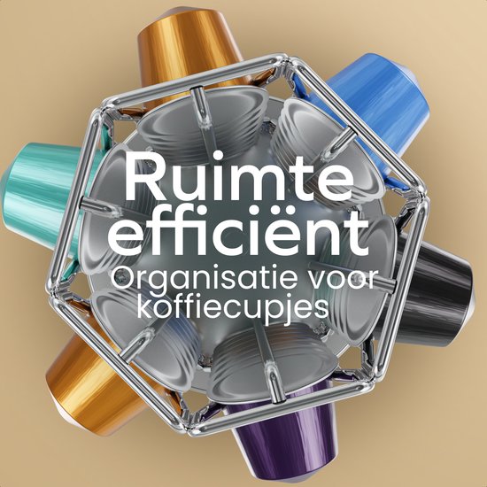 Ruimte-efficiënte, zilverkleurige metalen capsulehouder met diverse gekleurde koffiecups.