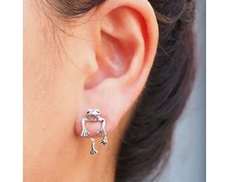 GoedeDoelen.Shop | Oorbellen Hanging Frog | Zilverkleurig | Kikker Oorbellen | Kikker | Frog | Oorstekers | Oorsieraad | Opvallend | Wellness-House
