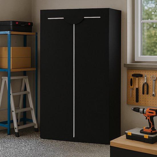 Housse de rangement noire dans un garage avec des outils muraux et une perceuse.
