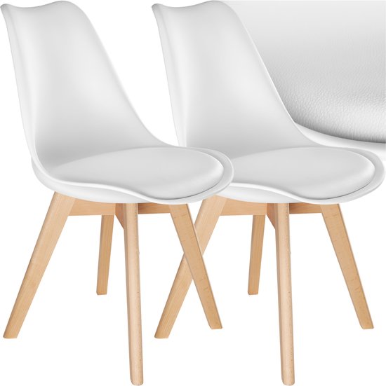 Twee witte kuipstoelen met zitting en naturel houten poten, op witte achtergrond.