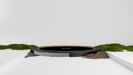 Zwarte ronde trampoline met oranje bies, ingegraven in gras.