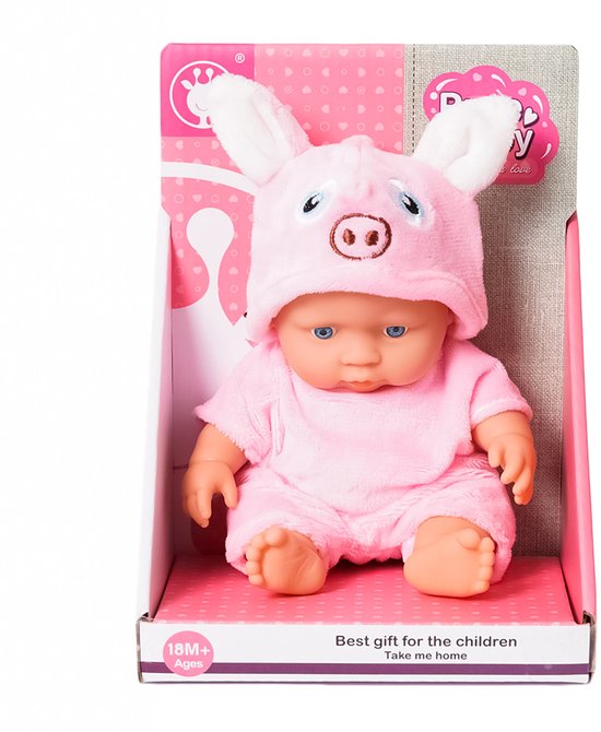 Babypop in een roze varkenspakje met capuchon en oortjes, zittend in verpakking.