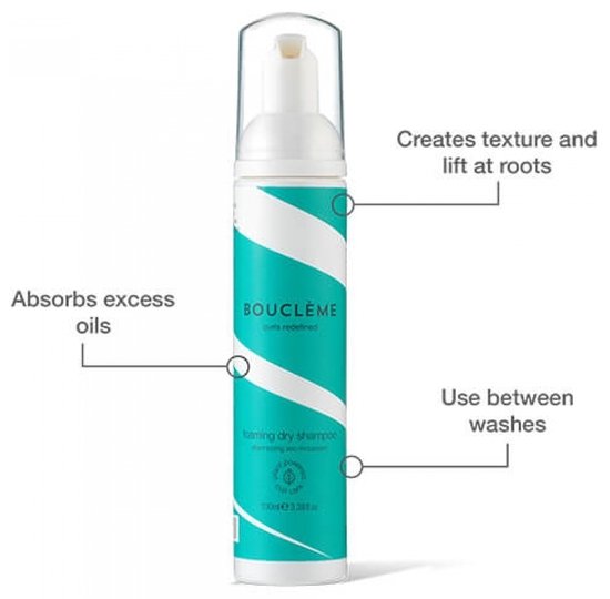Fles met teal- en witte spiraalvormige strepen voor droogshampoo, met pijlen die wijzen naar de tekst 'Absorbs excess oils', 'Creates texture and lift at roots' en 'Use between washes'.