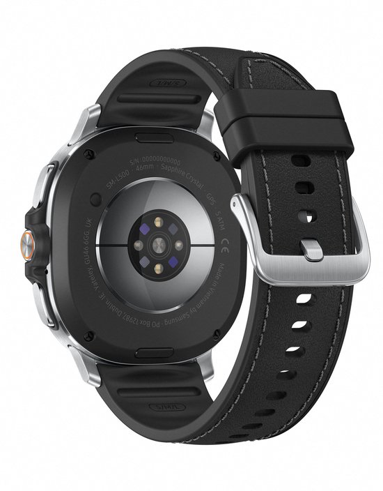 Zwarte Samsung Galaxy Watch8 Classic smartwatch met zilverkleurige kast en leren band met gesp. Hartslagsensor zichtbaar.