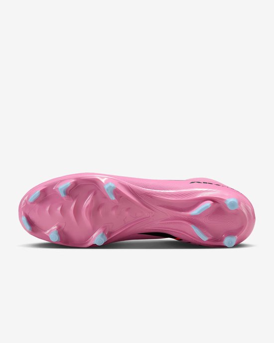 Zool van roze voetbalschoen met blauwe noppen.