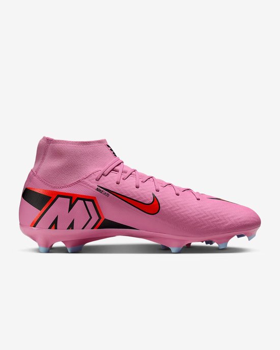 Roze Nike voetbalschoen met rode swoosh, NIKESKIN tekst en zwarte 'M' details.