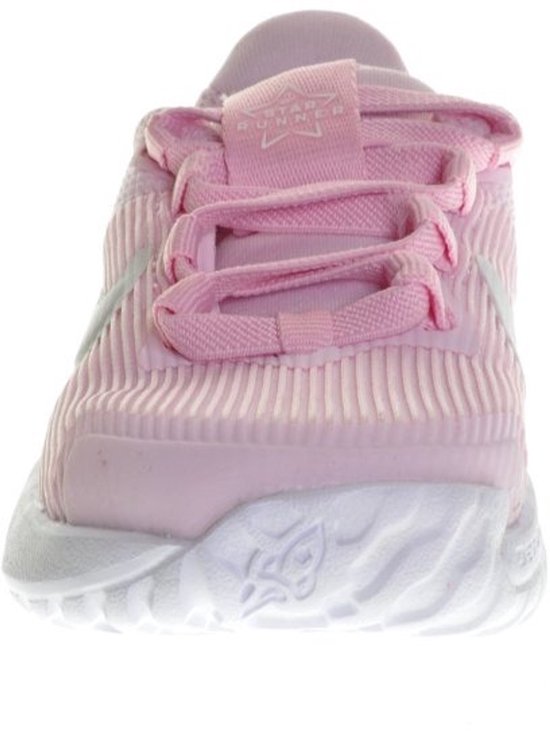 Roze Nike Star Runner sneaker met witte zool en roze veters.