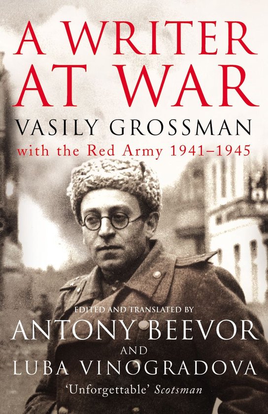 Boekhoes van 'A Writer at War' met een portret van Vasily Grossman in uniform met muts en bril.