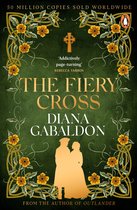 Boekomslag van 'The Fiery Cross' met de tekst '50 MILLION COPIES SOLD WORLDWIDE' en 'Addictively page-turning'. Een silhouet van een stel staat centraal.