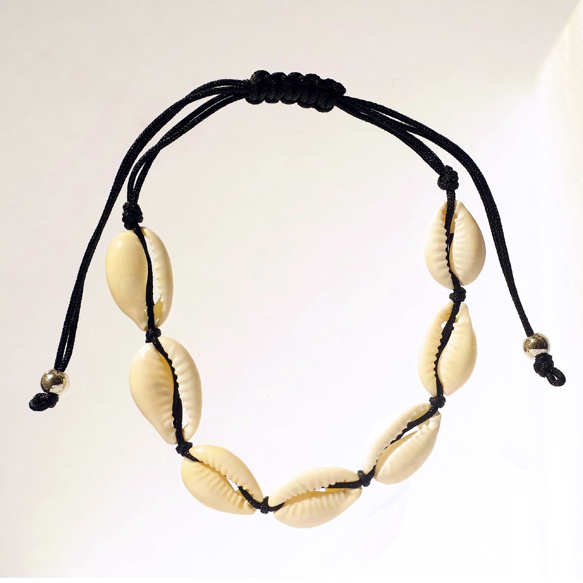 Zwarte Armband met 7 Authentieke Kauri Schelpen – Verstelbaar