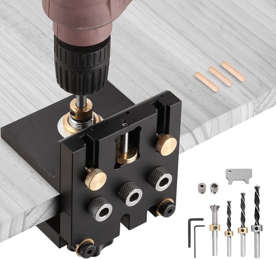 Een boormal met een boor die een gat boort in een houten plank. Er liggen een paar houten pluggen op de plank.
