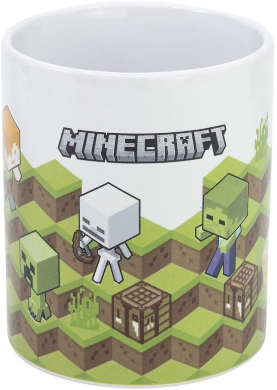 Witte mok met Minecraft-personages zoals een creeper, zombie, skelet en Steve op een groene, blokkerige ondergrond.