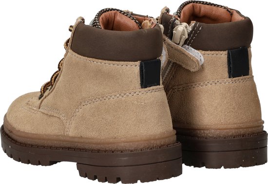 Achterkant van lichtbruine suède veterboots met bruine veters en donkerbruine zolen.