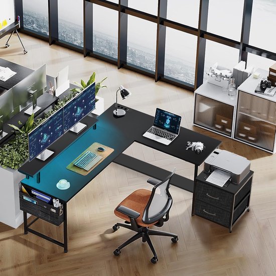 Hoog L-vormig gamingbureau met verlichting, twee monitors, laptop en ladekastje.