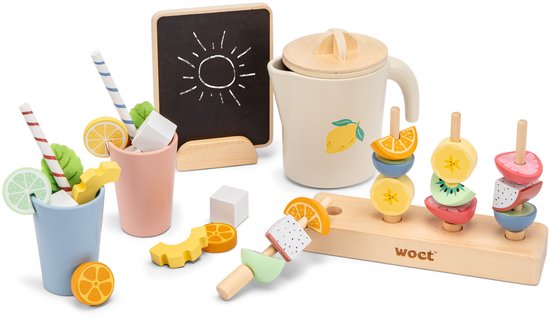 Houten limonadeset met pastelbekers, kannetje met citroen en een krijtbordje met zonnetje.