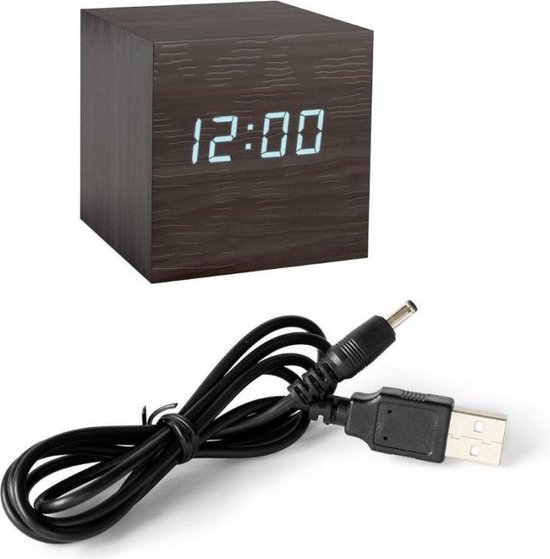 Bruine houten kubuswekker die de tijd '12:00' digitaal toont, met USB-oplaadkabel ernaast.