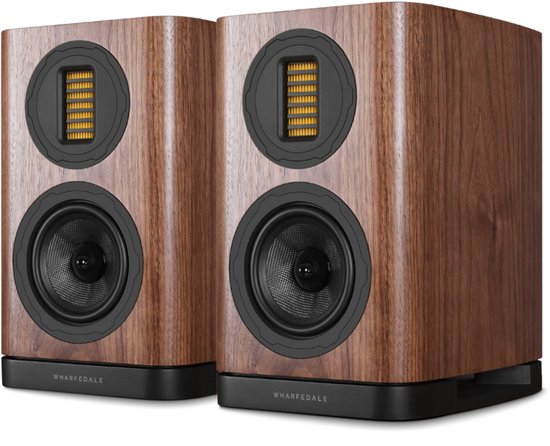 Twee Wharfedale EVO 5.1 boekenplank speakers in walnootfineer met zwarte fronten en gele drivers.