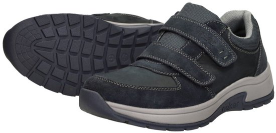 Paar donkerblauwe Rieker sneakers met klittenbandsluiting en grijze zolen, één schoen liggend met zool zichtbaar.