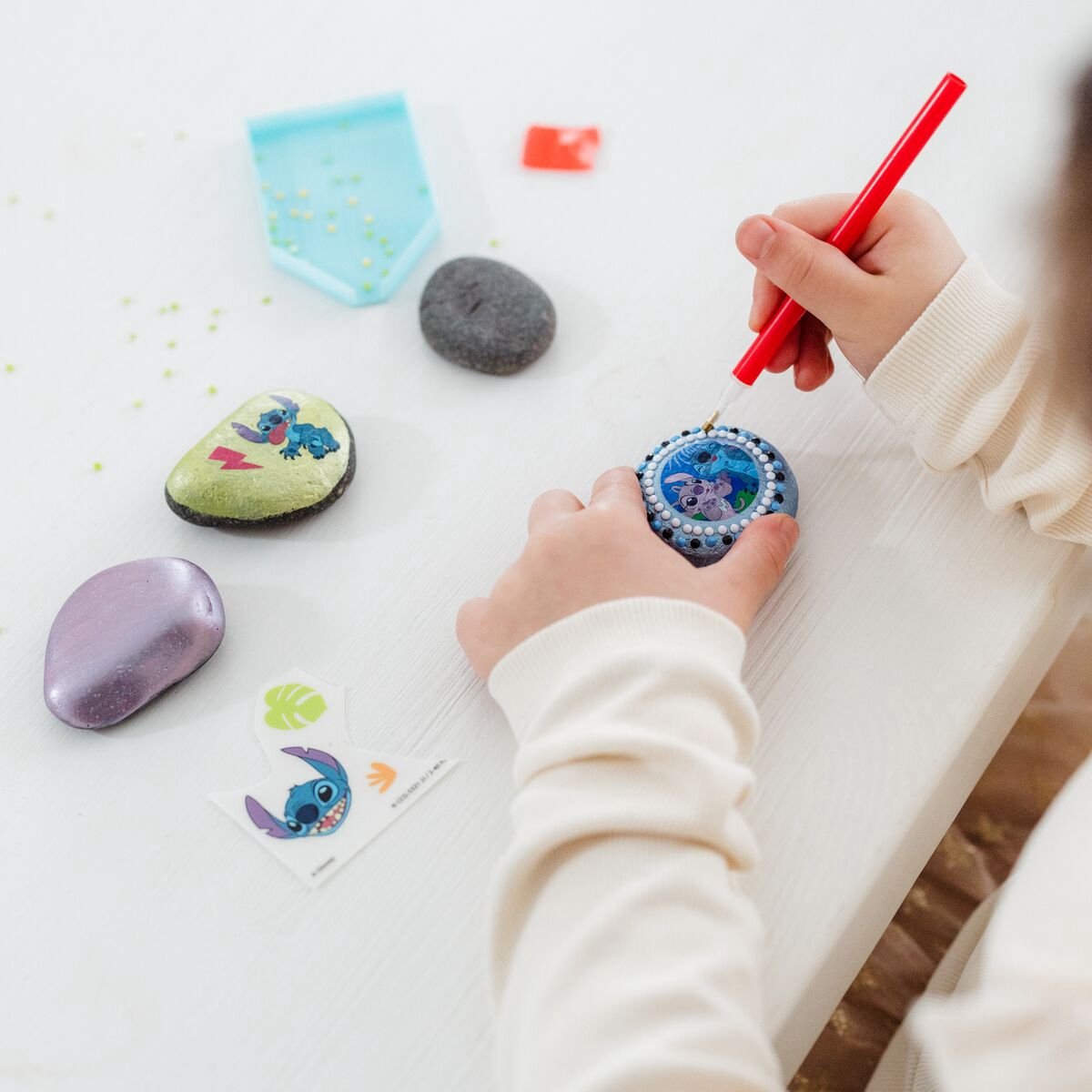 Disney Stitch Totum knutselset - stenen versieren met Stitch afwrijfplaatjes en 400+ glinstersteentjes - rock art creatief speelgoed knutselen meisjes en jongens vanaf 5 jaar cadeau tip — afbeelding 3