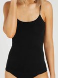 Zwarte basic top met spaghettibandjes, gedragen door een model.