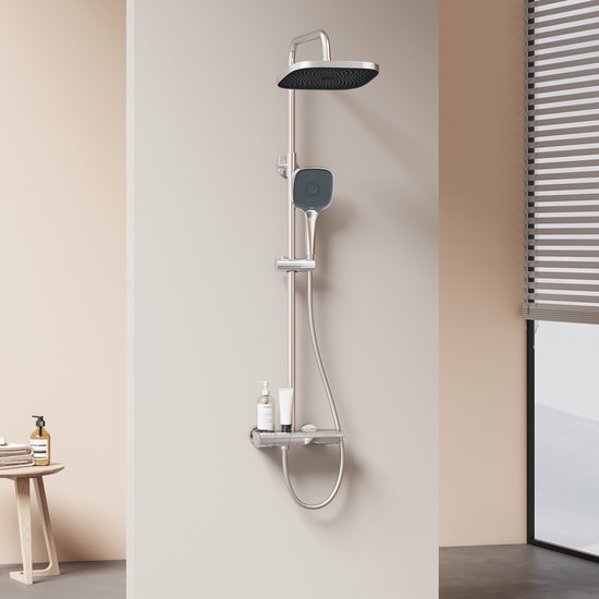 Moderne doucheset met thermostaatkraan, glanzend chroom, grote regendouche en handdouche. Inclusief zeepdispenser op een plankje.