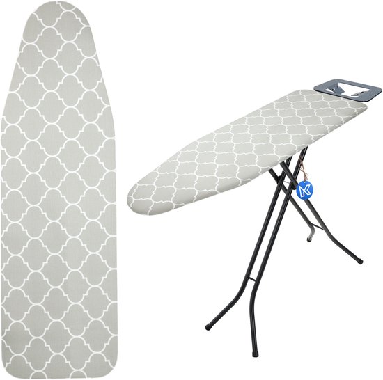 Housse de table à repasser avec un motif géométrique gris et blanc, à côté d'une table à repasser dépliée avec le même motif.