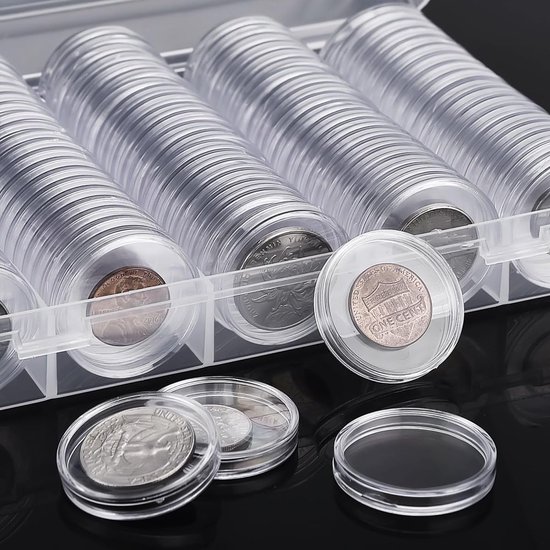 Duidelijke muntcapsules in een transparante opbergdoos, met munten in. Een munt met 'ONE CENT' is vooraan zichtbaar.