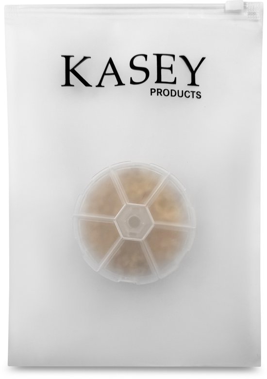 Witte Kasey Products verpakking met een rond, transparant doosje met 6 vakjes gevuld met gouden ringetjes.