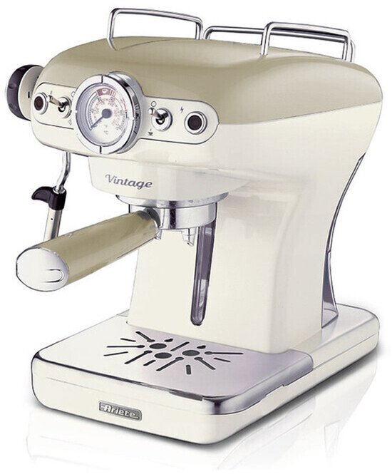 Crèmekleurige vintage espressomachine met beige handvat en verchroomde details, op een verhoogde voet.