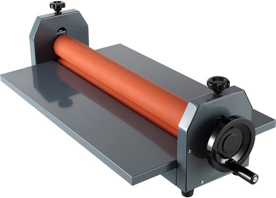 Grijze handmatige lamineermachine met oranje rol en handzwengel.