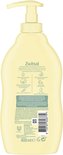 Achterkant van een crèmekleurige Zwitsal fles anti-klit shampoo met productinformatie.