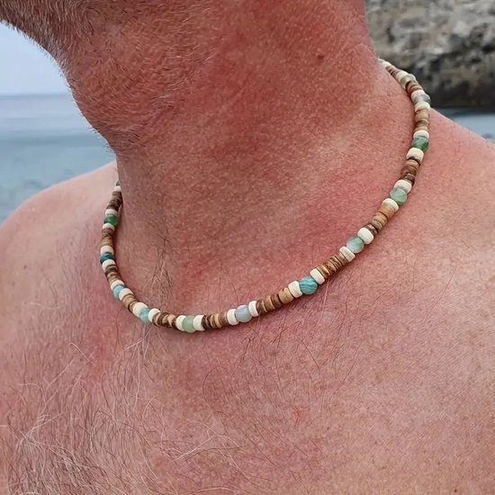 Heren ketting met houten en lichte blauwe kralen, gedragen op de nek van een man.
