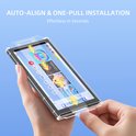 Een hand die een Nintendo Switch met een screenprotector erop erop plaatst. Ernaast instructies voor "AUTO-ALIGN & ONE-PULL INSTALLATION".