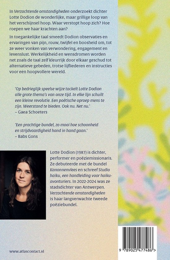 Zwart-wit portret van Lotte Dodion, met lange, donkere haren en een lichte glimlach. Haar naam staat onder de foto.