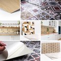 Een close-up van diverse zelfklevende tegels met verschillende patronen, waaronder een houtlook en geometrische ontwerpen.