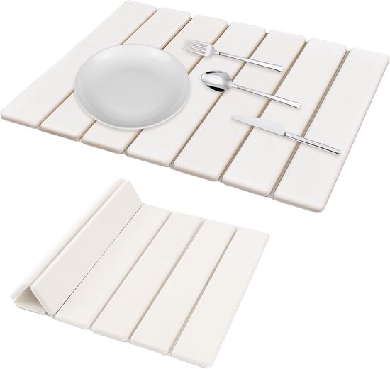 Wit, opvouwbaar, uitklapbaar droogrek met een bord, vork, mes en lepel.