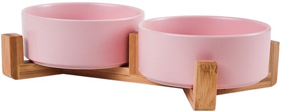 Twee roze keramische voerbakken op een houten standaard.