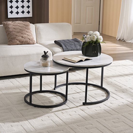 Twee ronde bijzettafels met marmerlook blad en zwart metalen onderstel. Op de grootste tafel staan witte rozen.