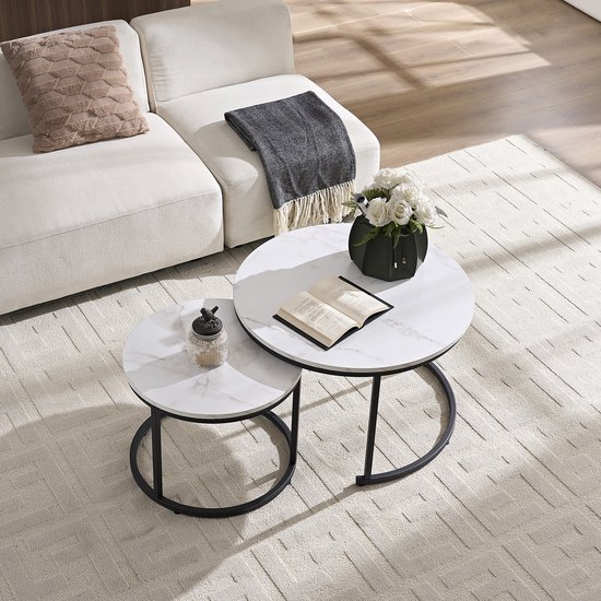 Twee ronde bijzettafels met marmerlook blad en zwart metalen onderstel. De ene tafel staat voor de andere.