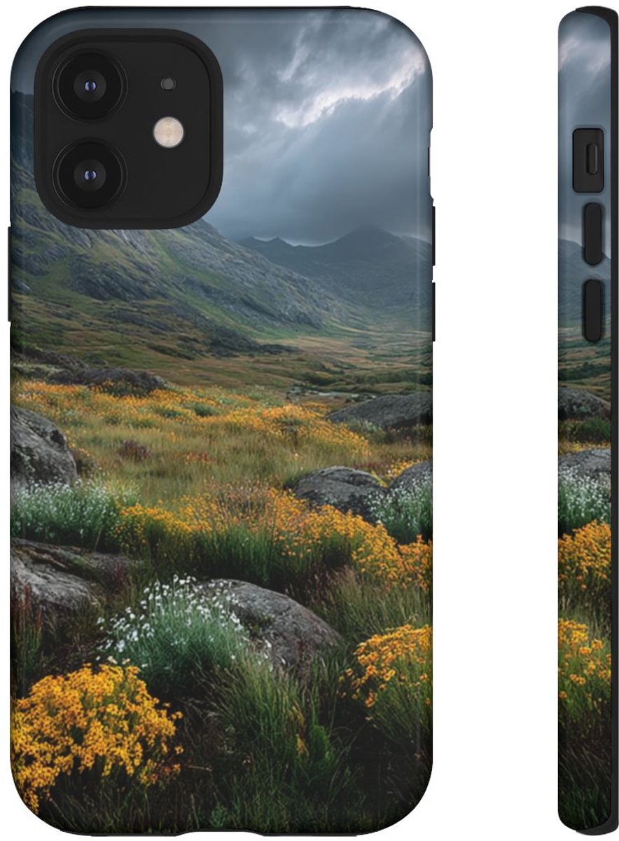 Berglandschap met Wilde Bloemen – Telefoonhoesje Geschikt voor iPhone 12
