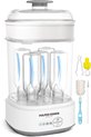 Witte babyfles sterilisator met daarin vier glazen babyflessen. Naast de sterilisator liggen een gele speen, een flesborstel en een tang.