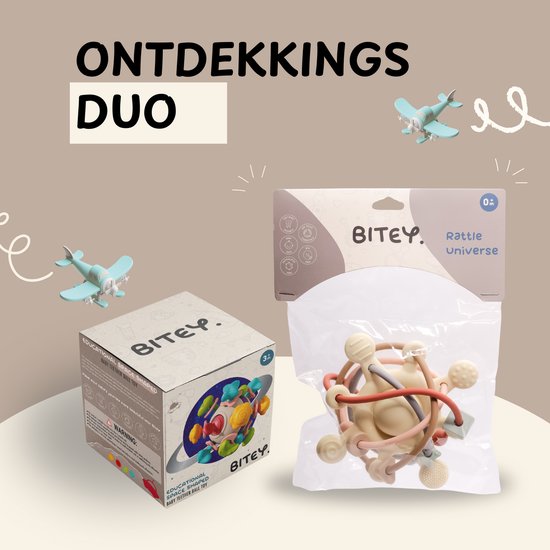 De Bitey Rattle Universe verpakking met een lichte bol met gekleurde elementen en een blauw/groen vliegtuigje.