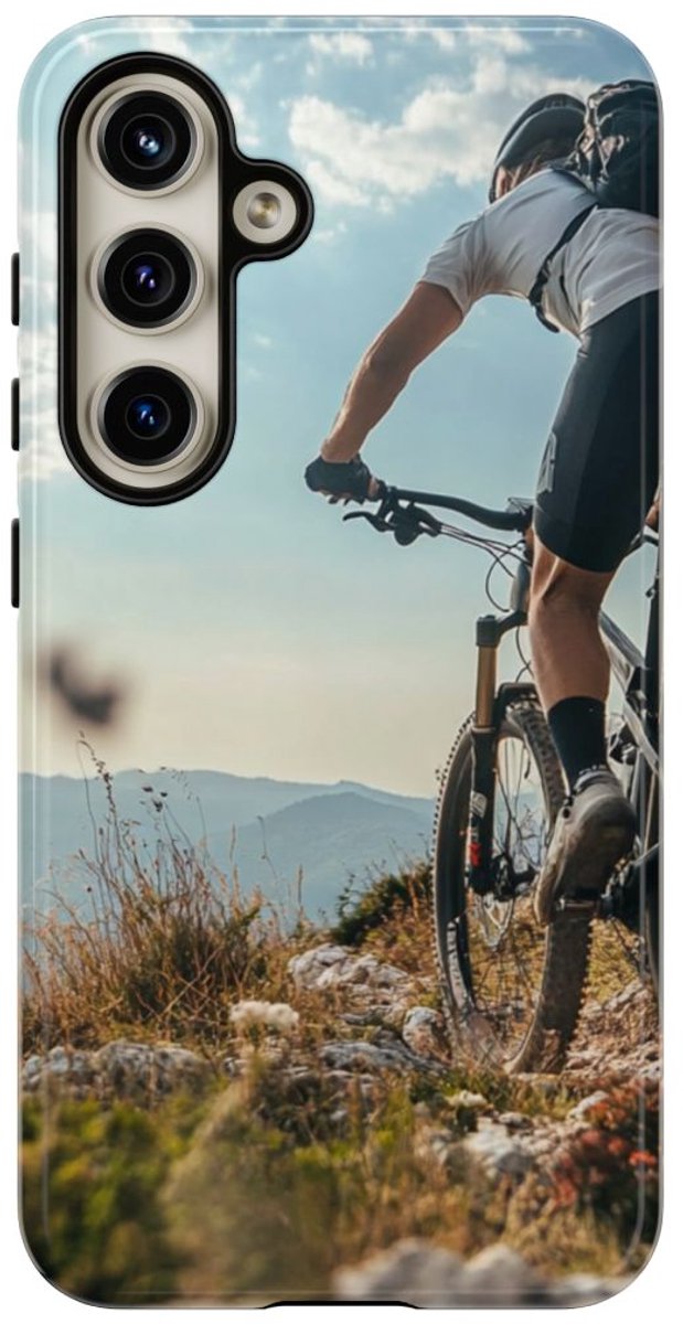 Mountainbiker op Rotsachtig Pad – Telefoonhoesje Geschikt voor Samsung Galaxy S24