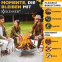 Mensen rond een vuurschaal met brandend hout. Tekst 'Momenten die blijven met Kesser', 'Flexibel gebruik' en 'Geschikt voor: Kolen, Briketten, Hout'.