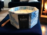 BAM aqua geurkaars met 4 wieken in een blauw gemarmerd handmade potje - 80 branduren (545g) - cadeautip - geschenk - vegan