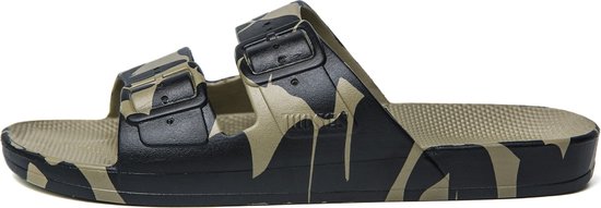 Khaki en zwarte camouflage slipper, van opzij gezien met twee gespen.